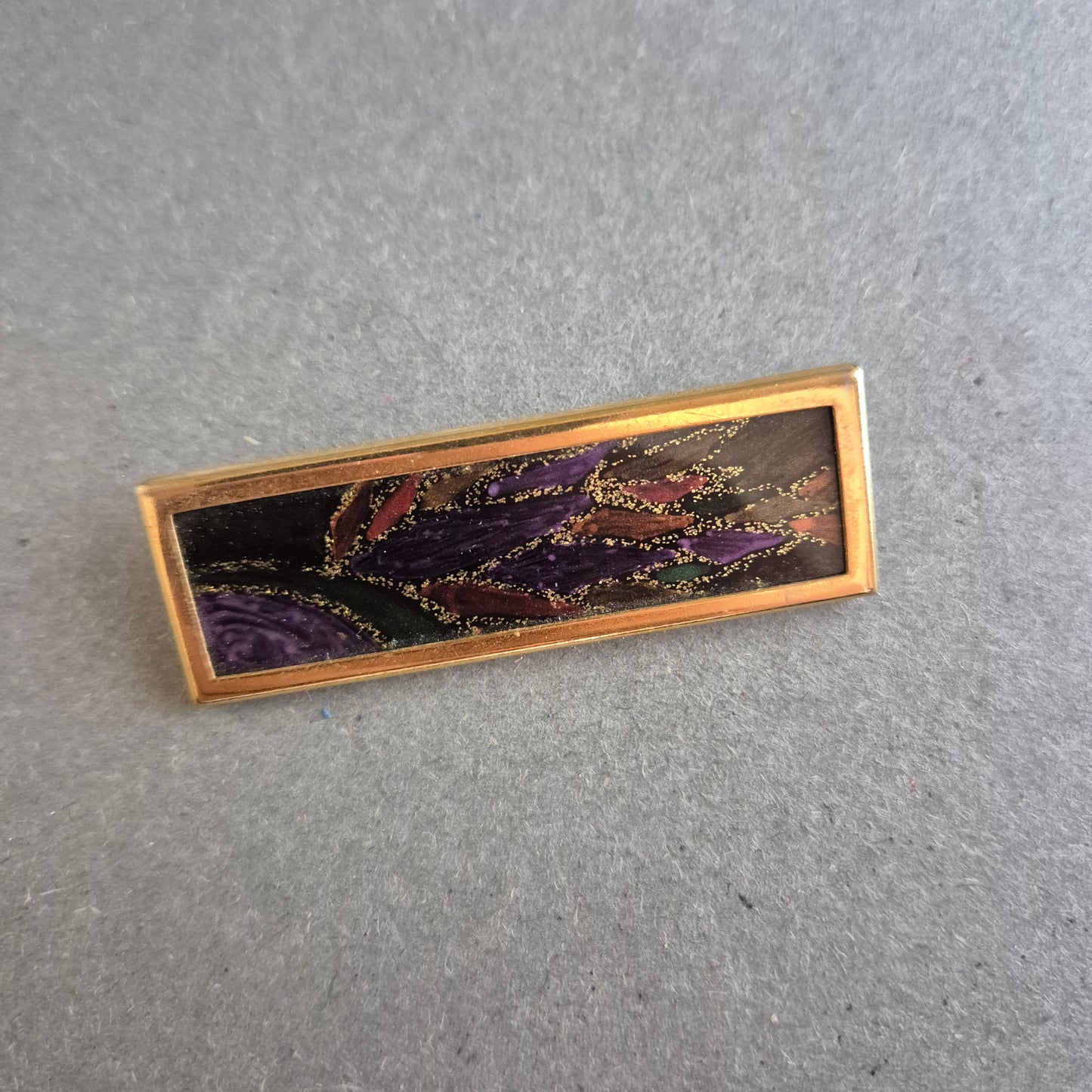Rechteckige Vintage-Brosche – Abstraktes Design in Violett