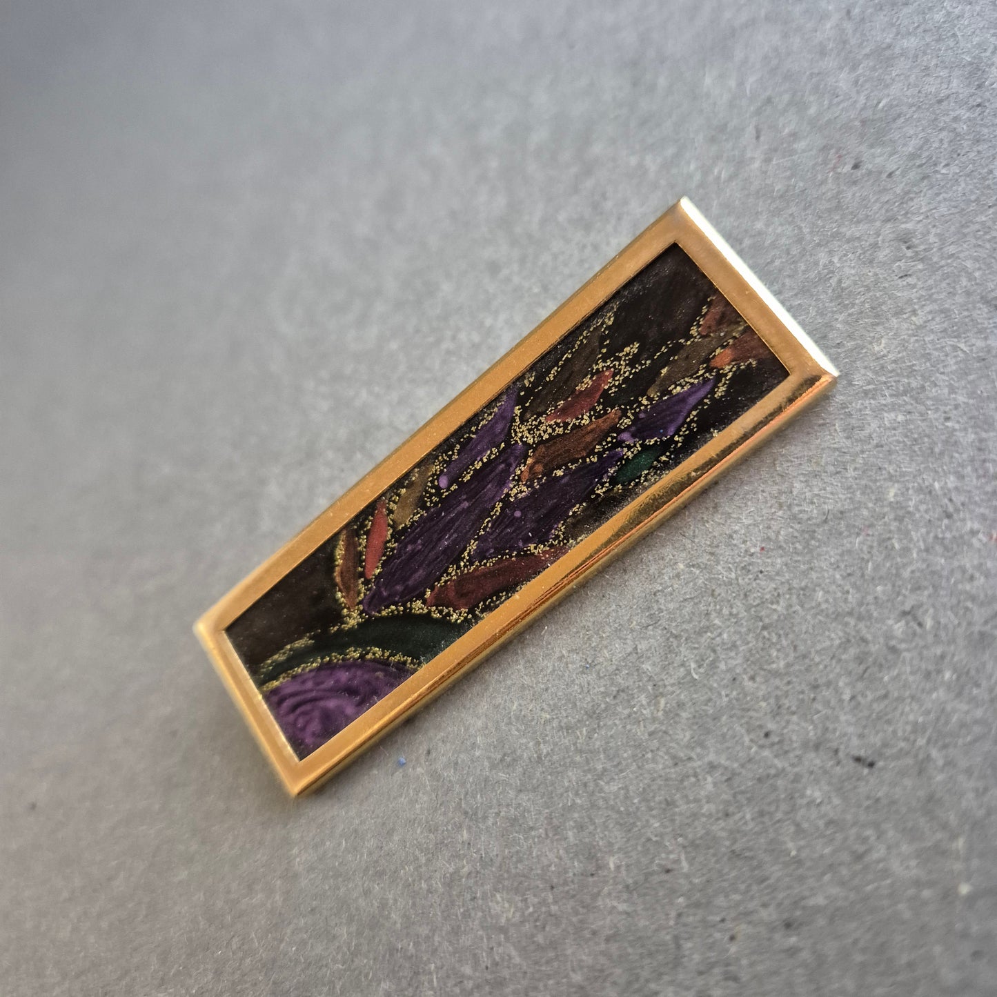 Rechteckige Vintage-Brosche – Abstraktes Design in Violett