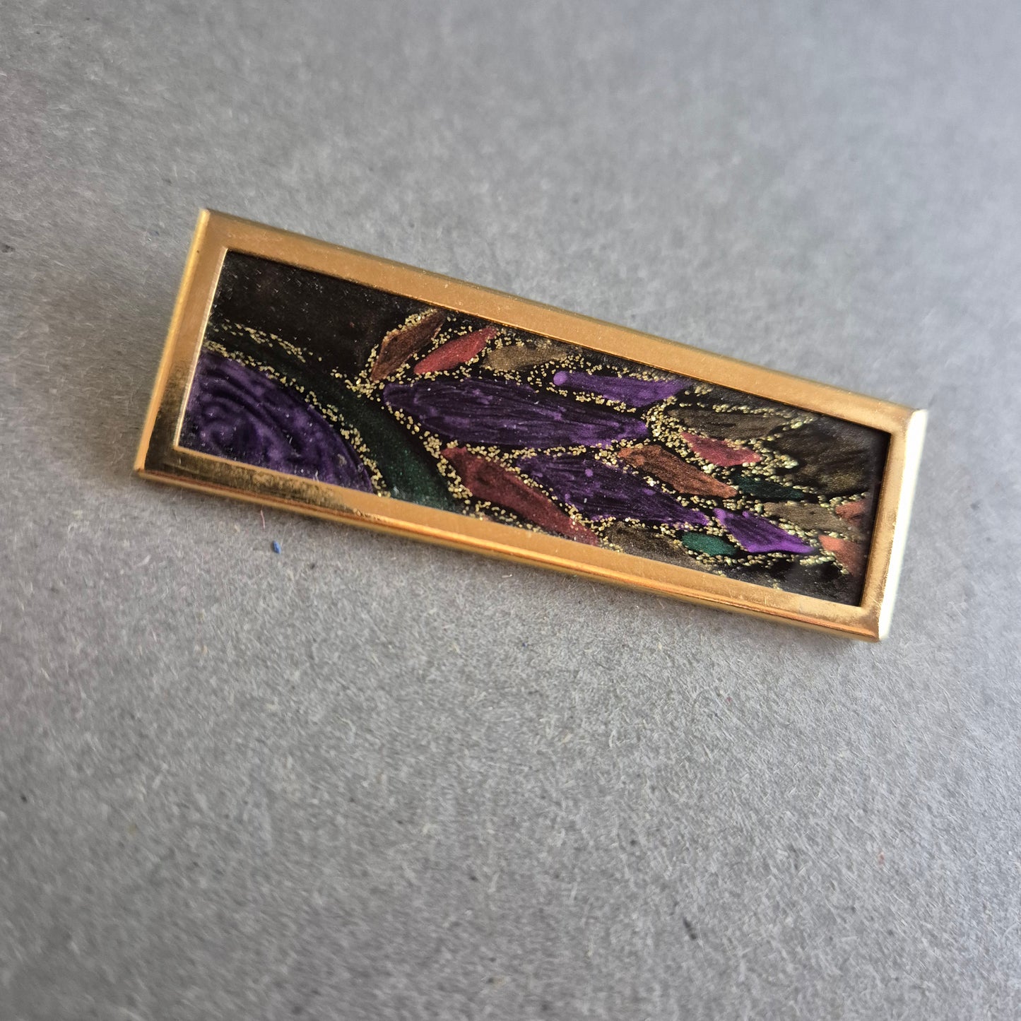 Rechteckige Vintage-Brosche – Abstraktes Design in Violett