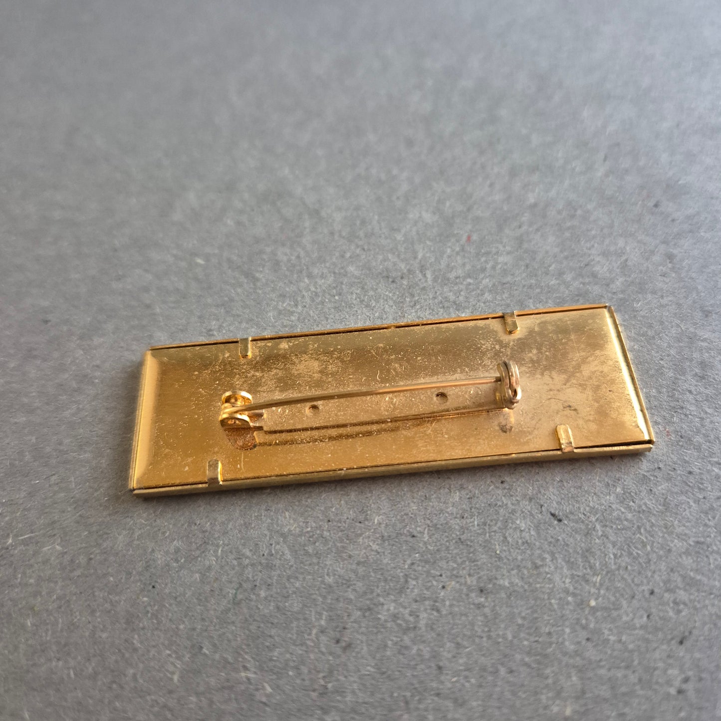 Rechteckige Vintage-Brosche – Abstraktes Design in Violett