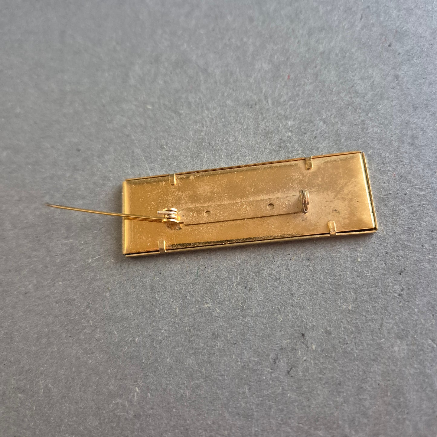 Rechteckige Vintage-Brosche – Abstraktes Design in Violett