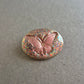 Ovale Glitzer-Brosche – Mit rosa Schmetterling