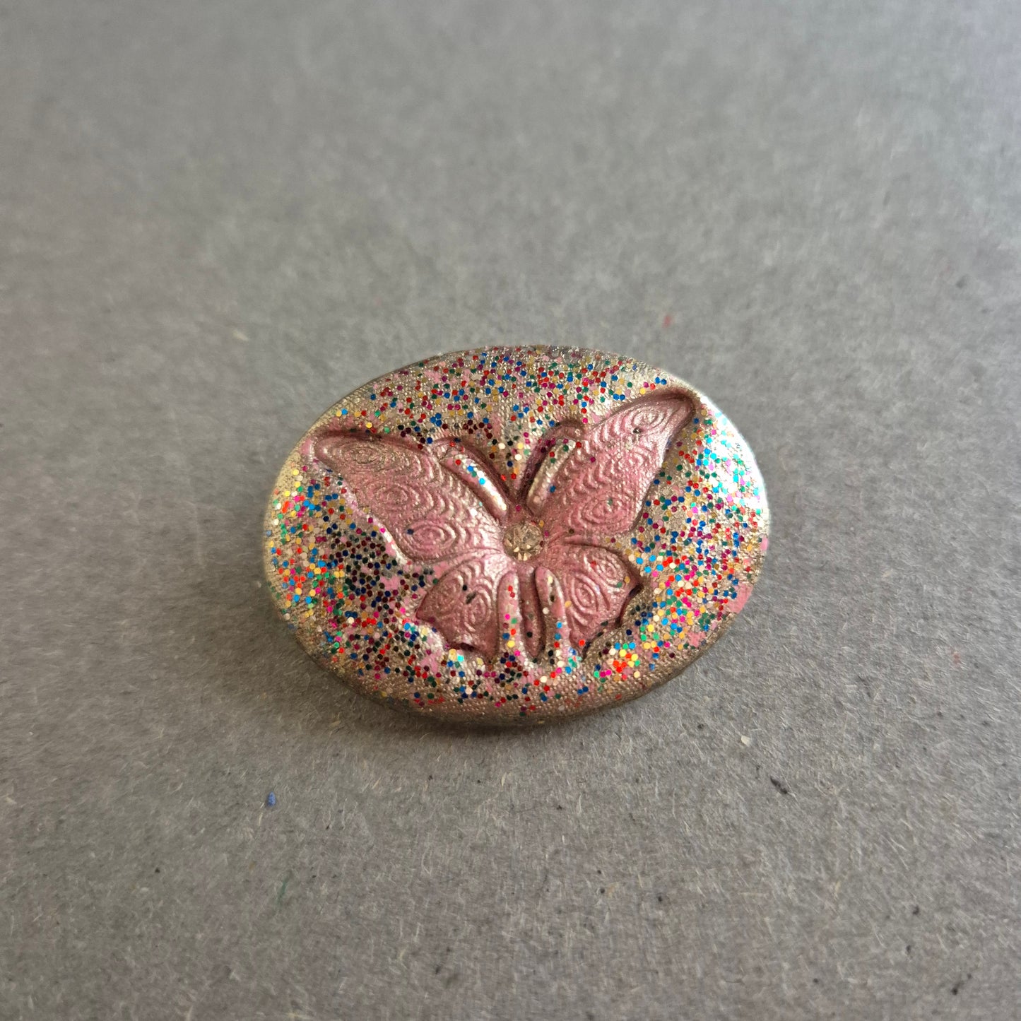 Ovale Glitzer-Brosche – Mit rosa Schmetterling