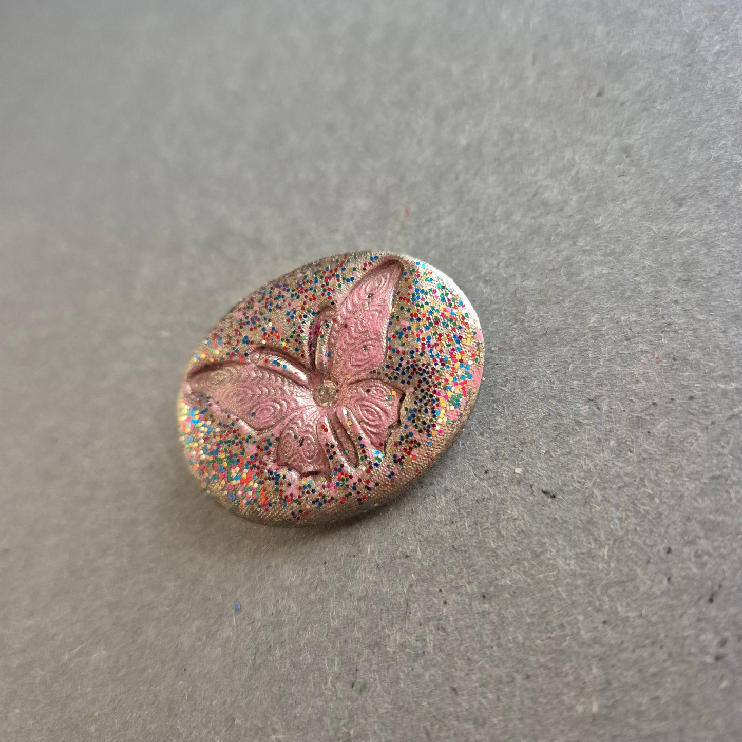 Ovale Glitzer-Brosche – Mit rosa Schmetterling