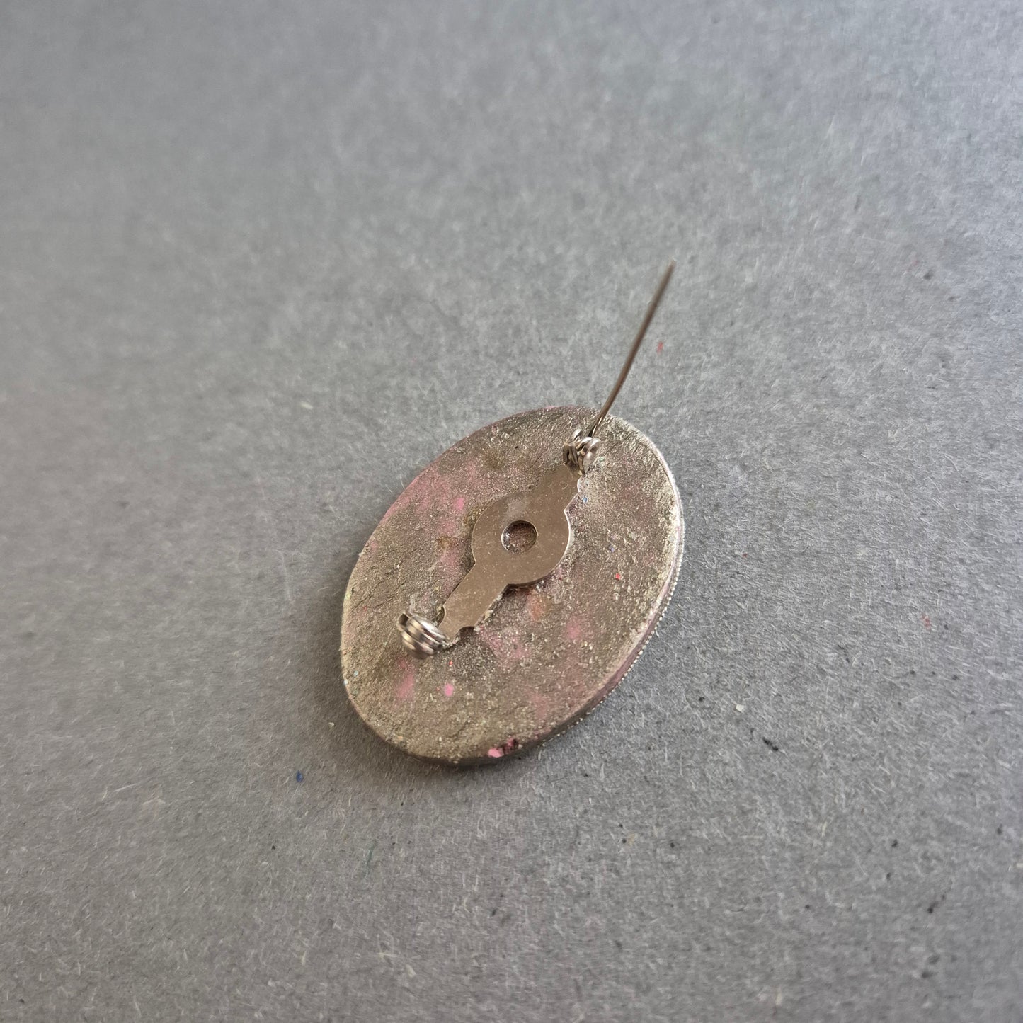 Ovale Glitzer-Brosche – Mit rosa Schmetterling