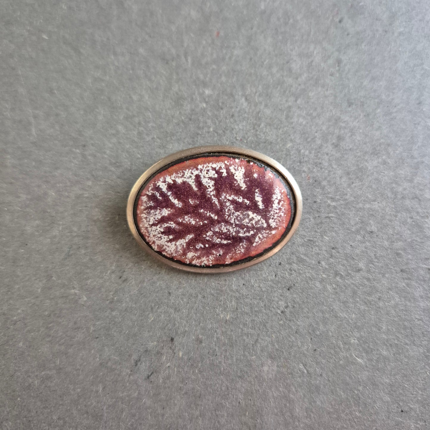 Ovale Emaille-Brosche – Violett mit Blattmuster