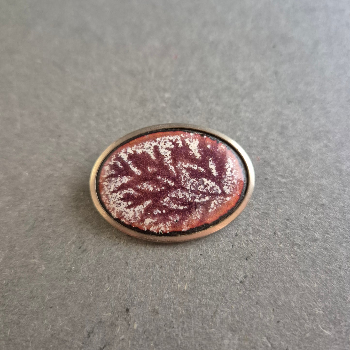 Ovale Emaille-Brosche – Violett mit Blattmuster