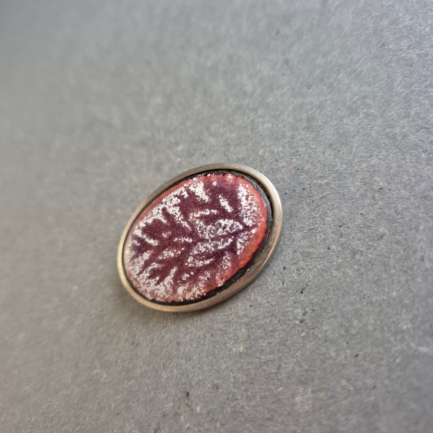 Ovale Emaille-Brosche – Violett mit Blattmuster