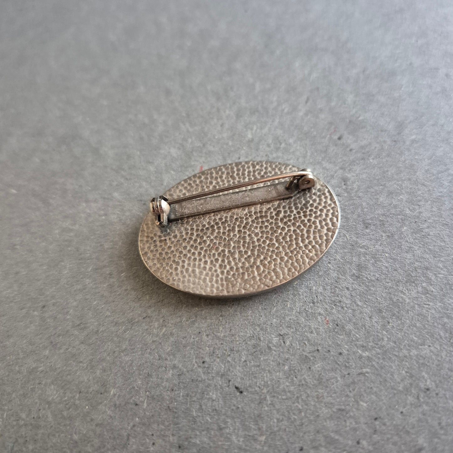 Ovale Emaille-Brosche – Violett mit Blattmuster