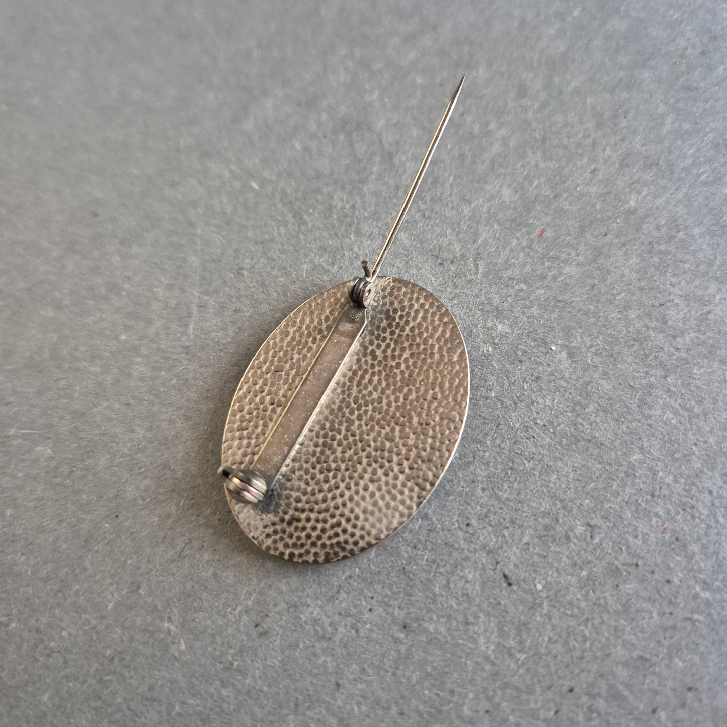 Ovale Emaille-Brosche – Violett mit Blattmuster