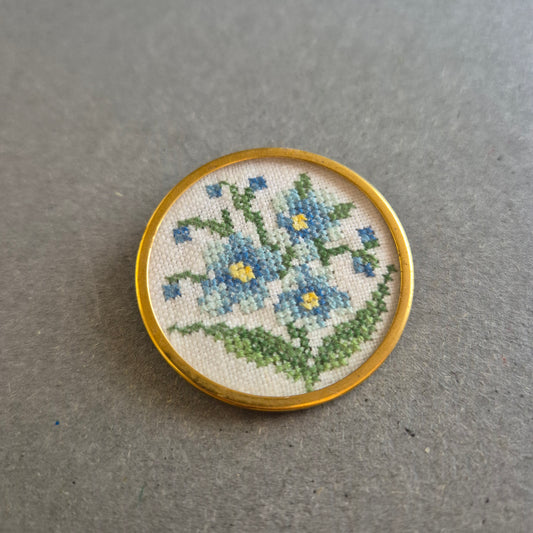Runde Stickerei-Brosche – Blumenmotiv in Blau