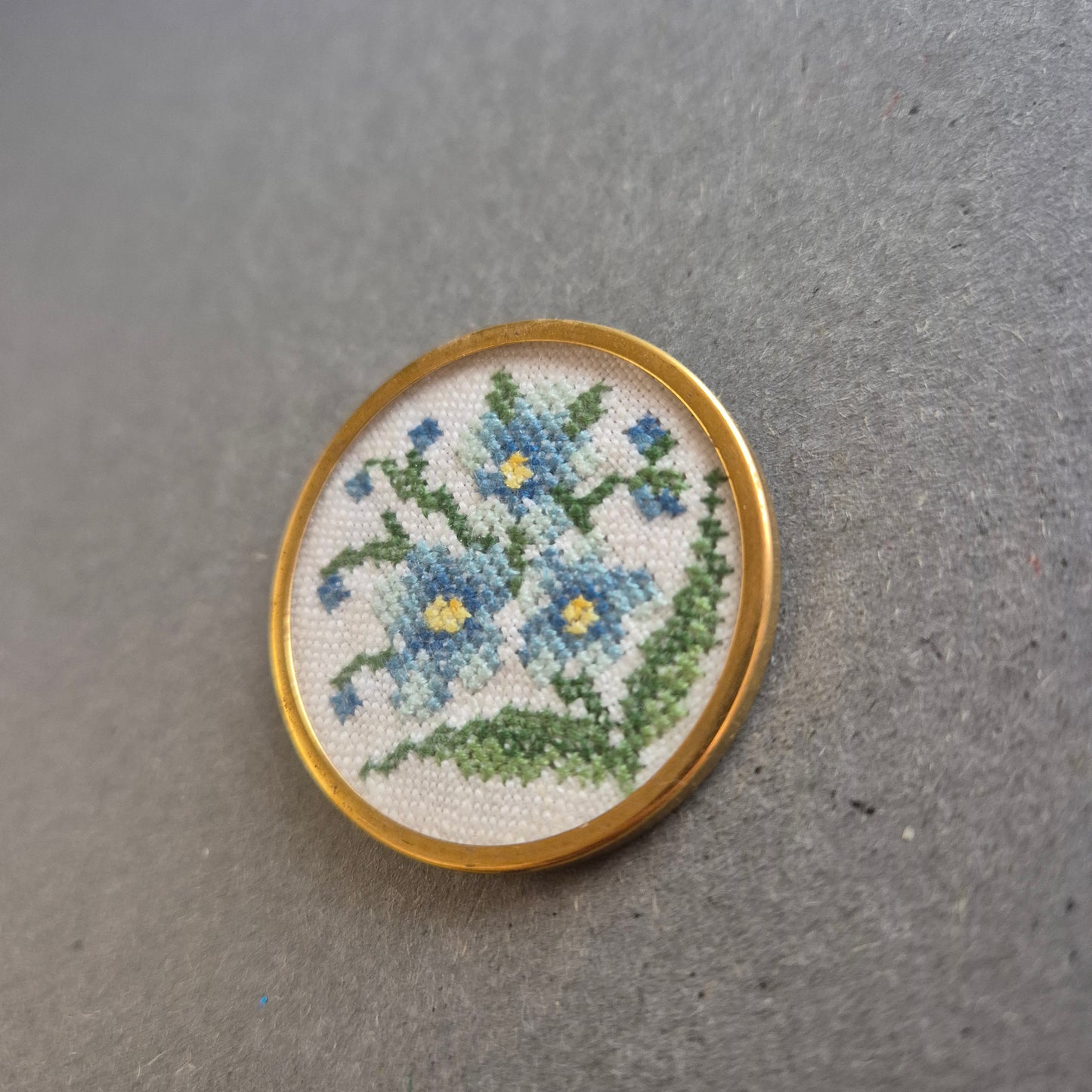 Runde Stickerei-Brosche – Blumenmotiv in Blau