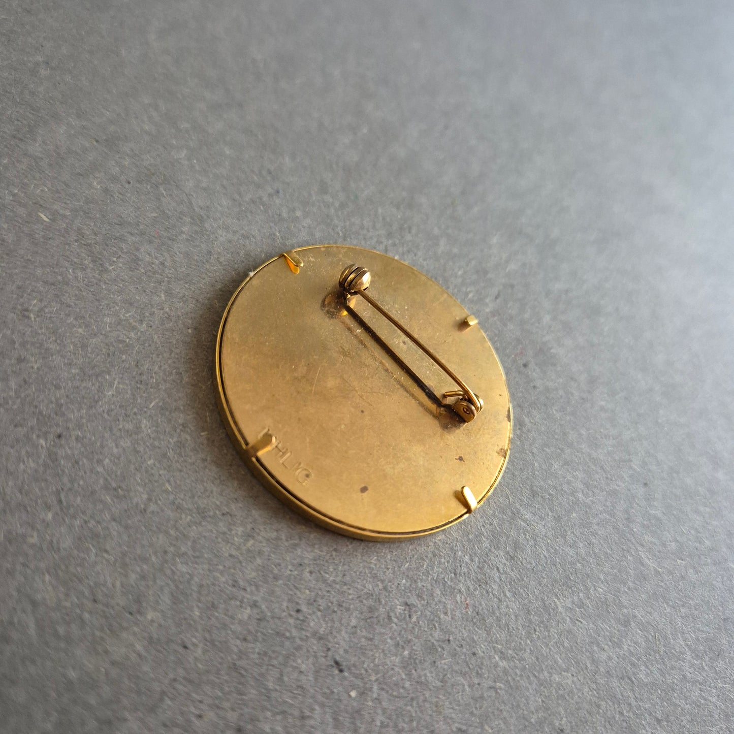 Runde Stickerei-Brosche – Blumenmotiv in Blau