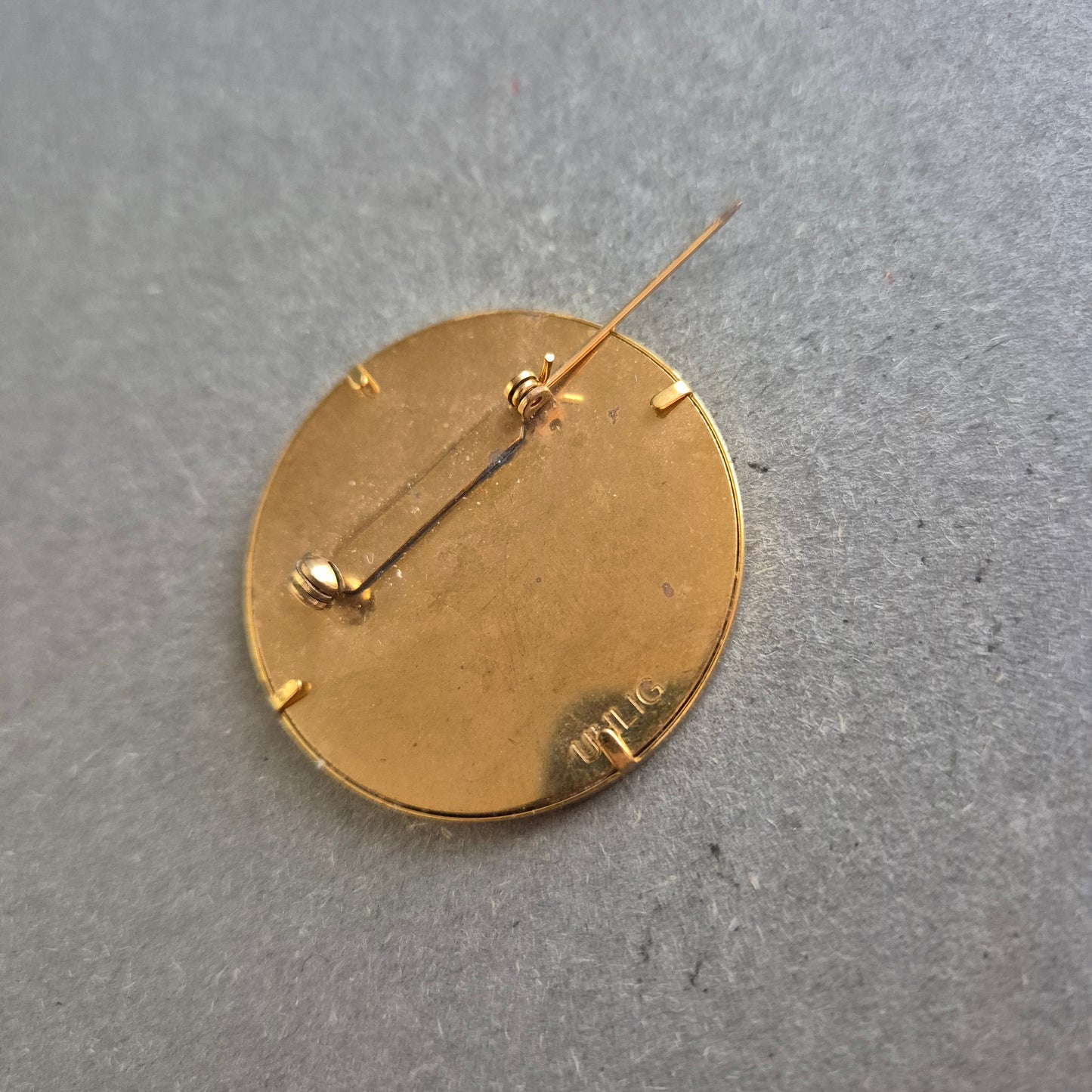 Runde Stickerei-Brosche – Blumenmotiv in Blau