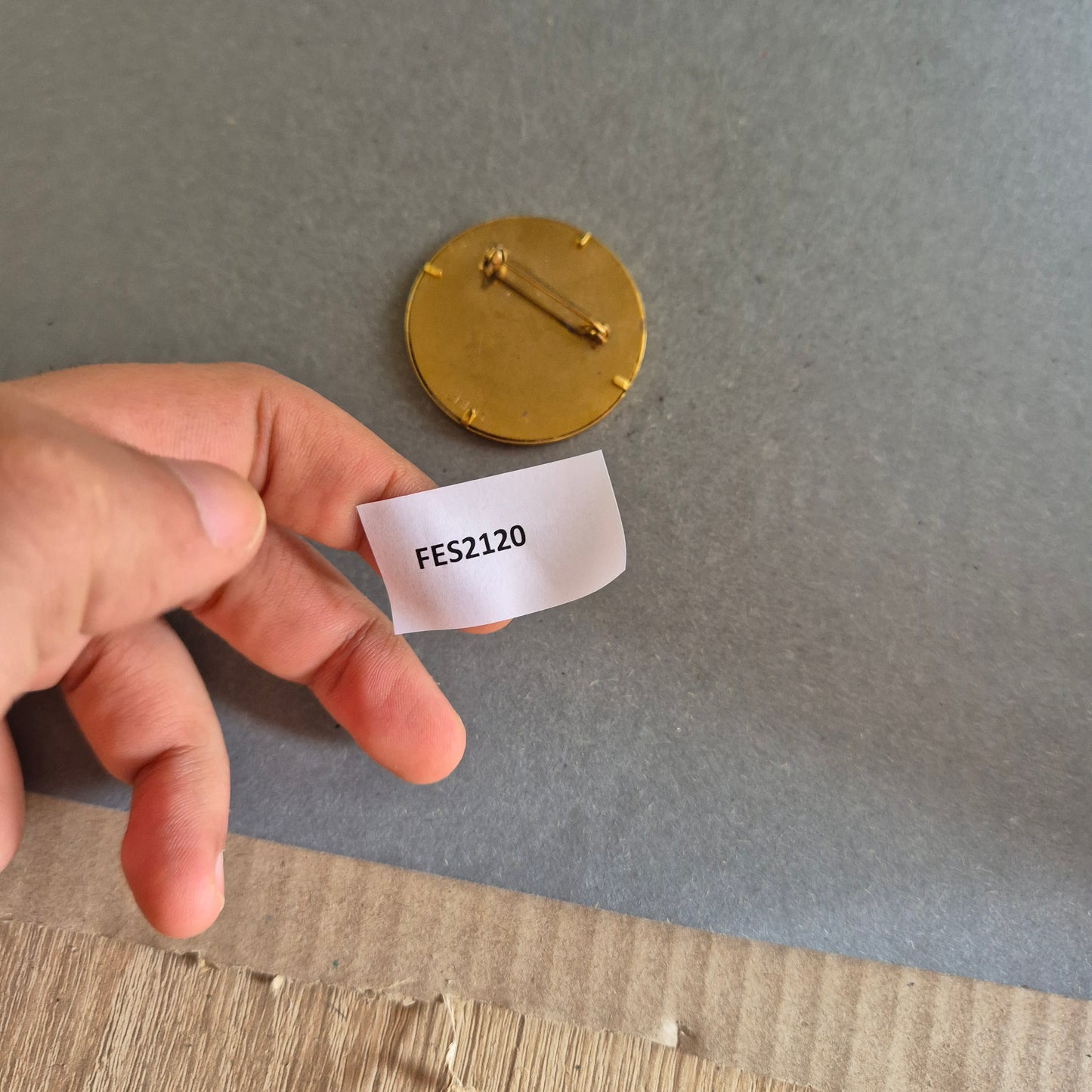 Runde Stickerei-Brosche – Blumenmotiv in Blau