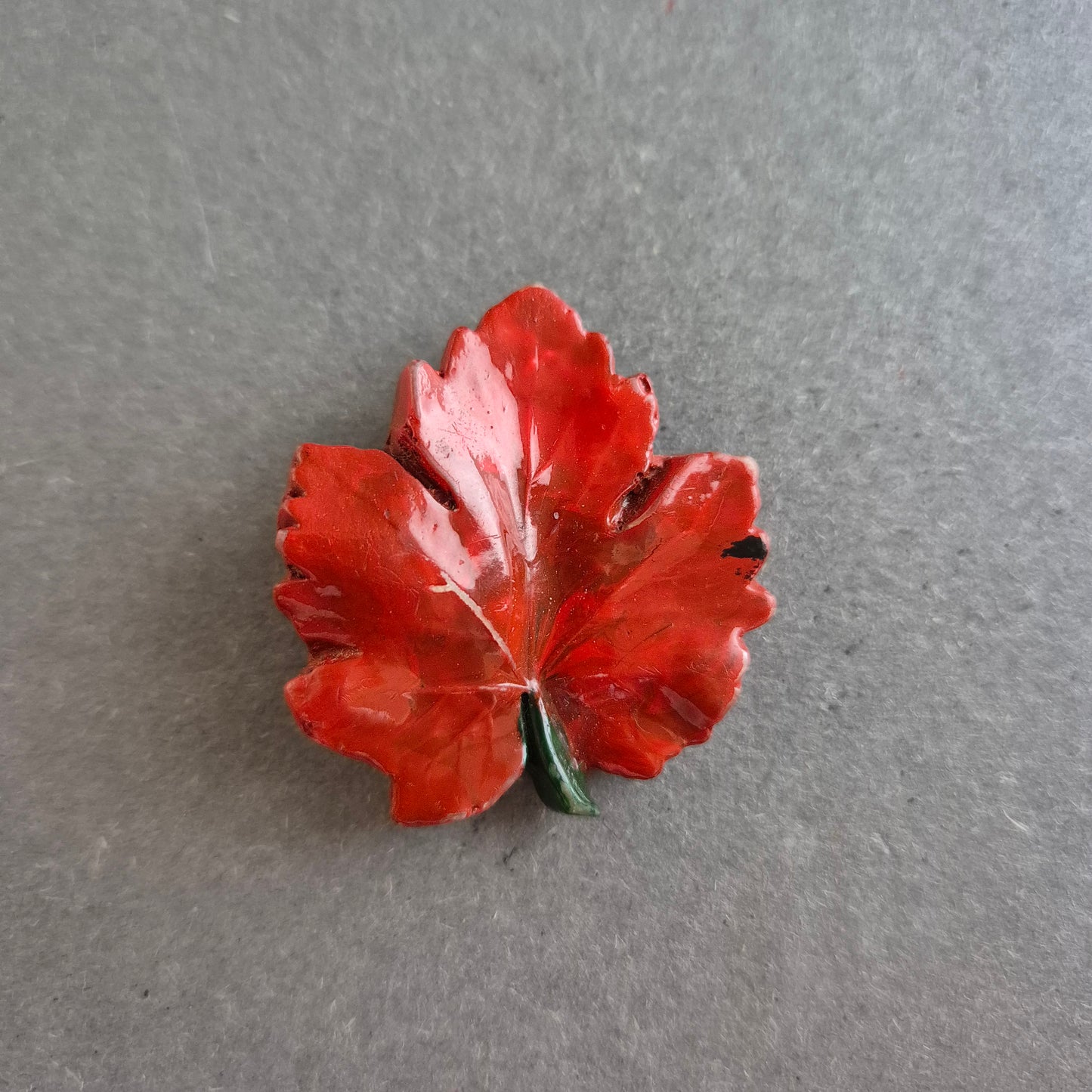 Herbstliche Blatt-Brosche – Lackiert in Rot