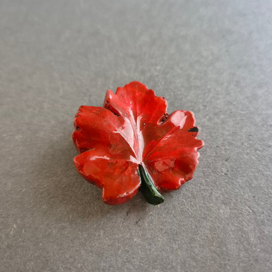 Herbstliche Blatt-Brosche – Lackiert in Rot