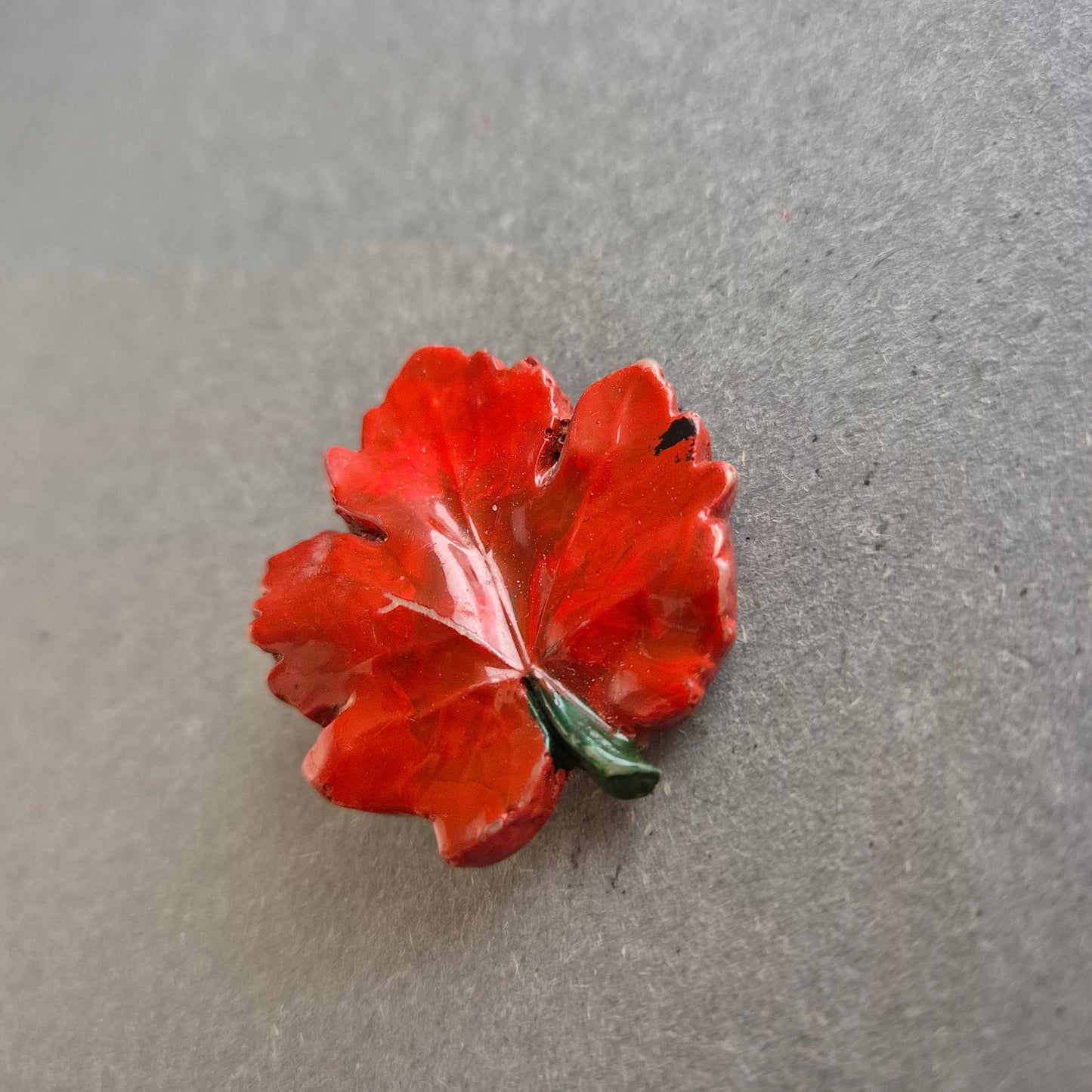 Herbstliche Blatt-Brosche – Lackiert in Rot