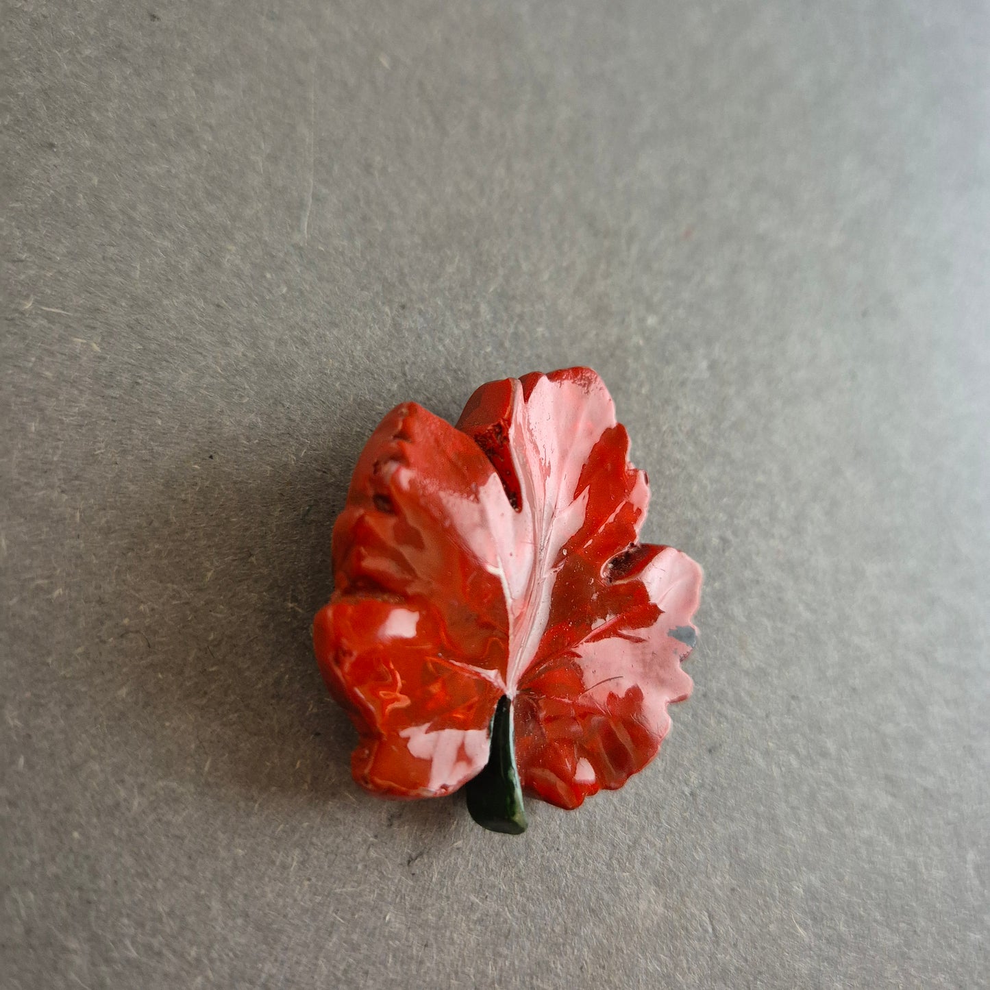 Herbstliche Blatt-Brosche – Lackiert in Rot
