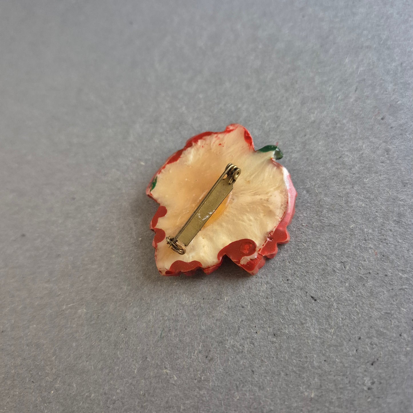 Herbstliche Blatt-Brosche – Lackiert in Rot