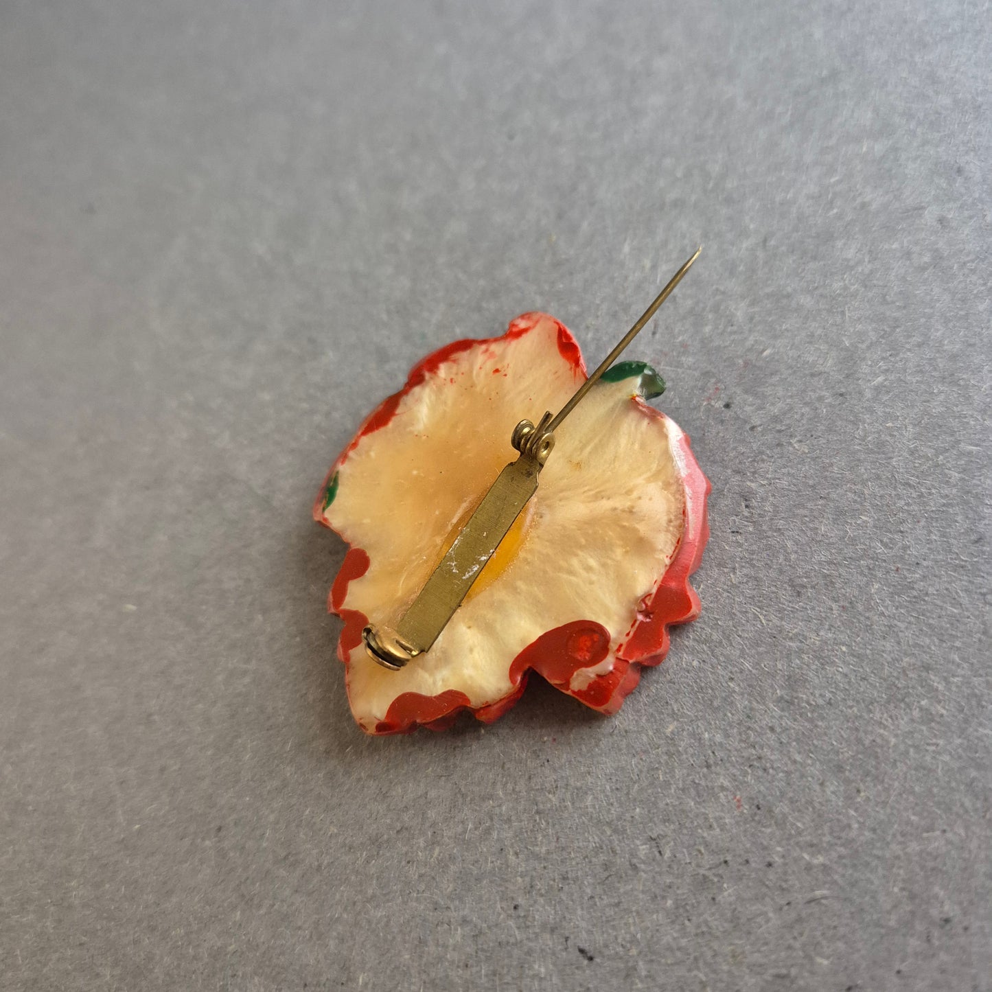 Herbstliche Blatt-Brosche – Lackiert in Rot