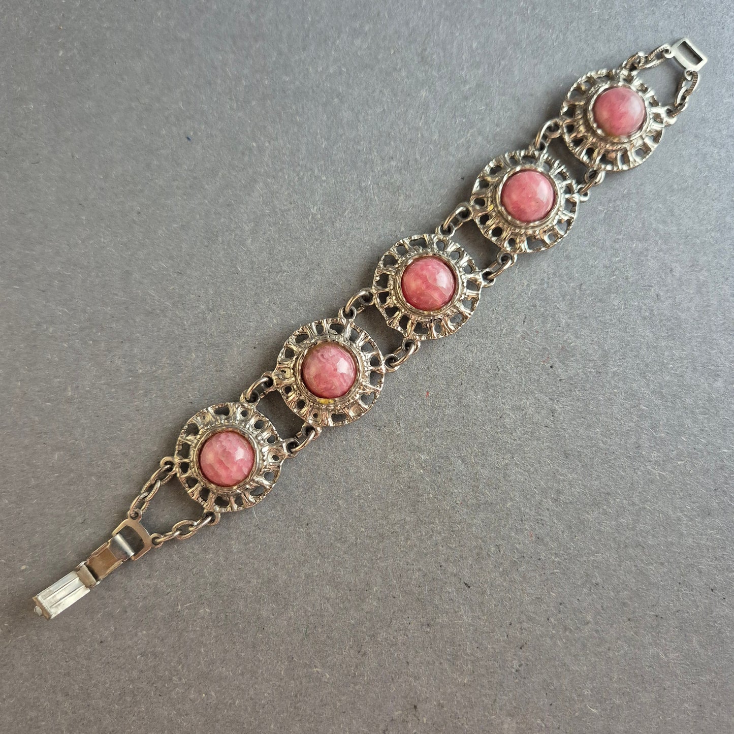 Vintage Armband – Silberoptik mit rosa Steinen