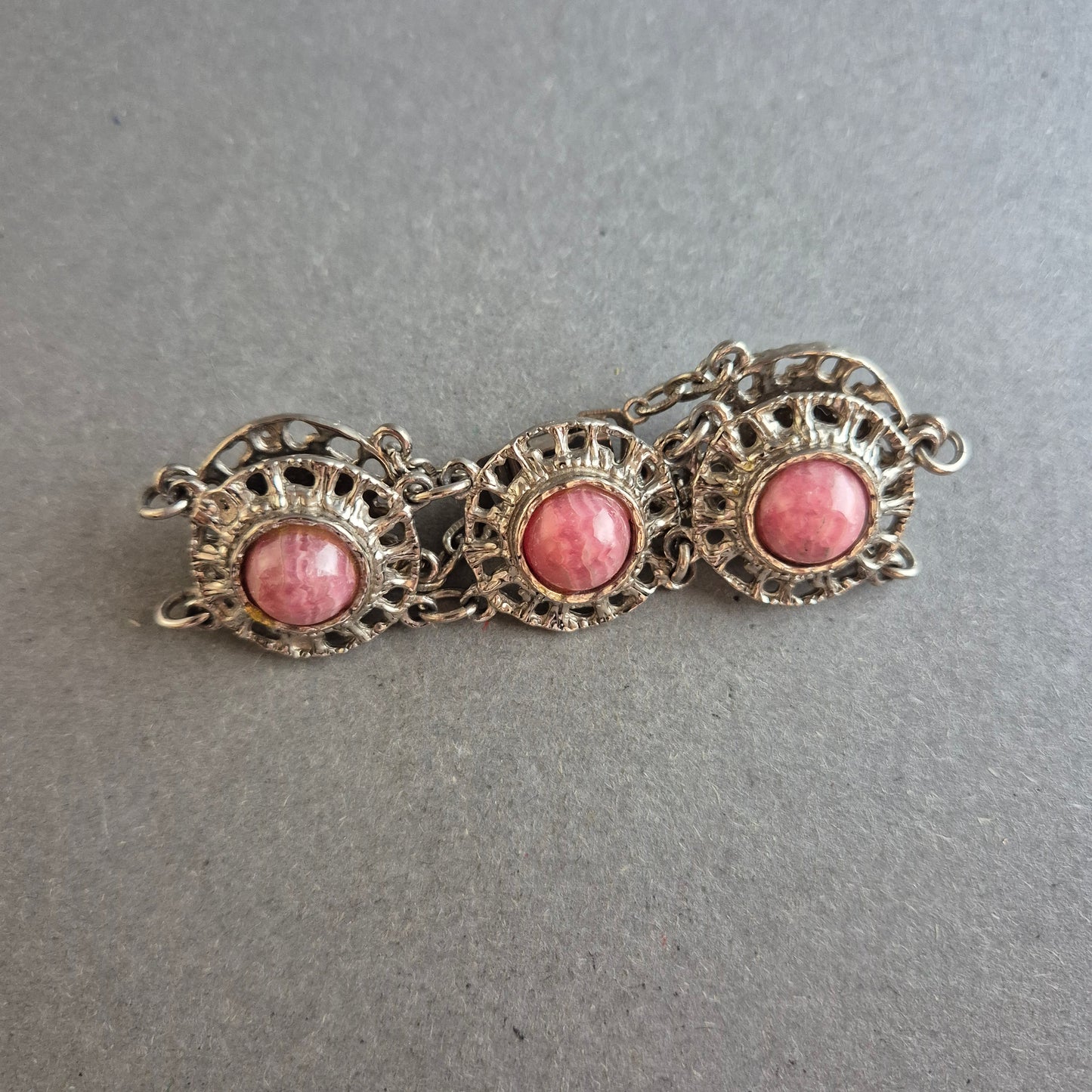 Vintage Armband – Silberoptik mit rosa Steinen