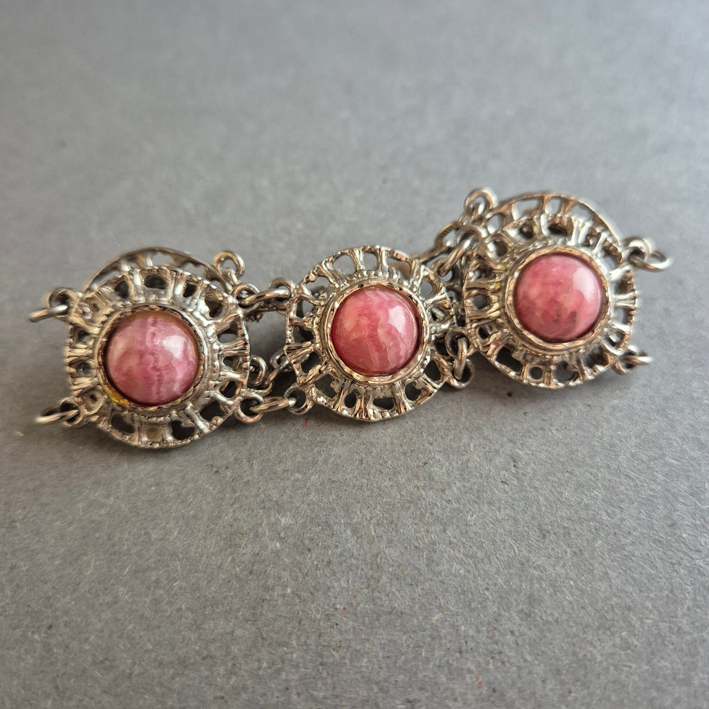 Vintage Armband – Silberoptik mit rosa Steinen
