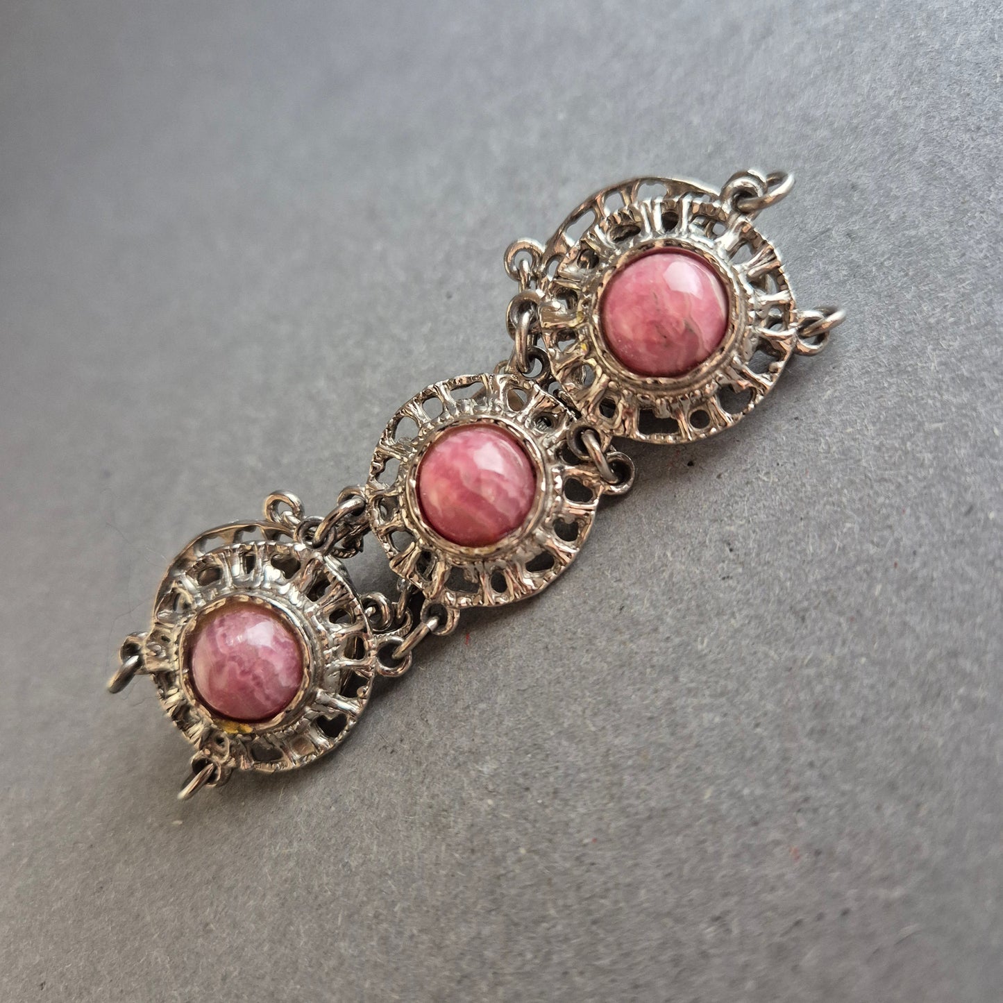 Vintage Armband – Silberoptik mit rosa Steinen