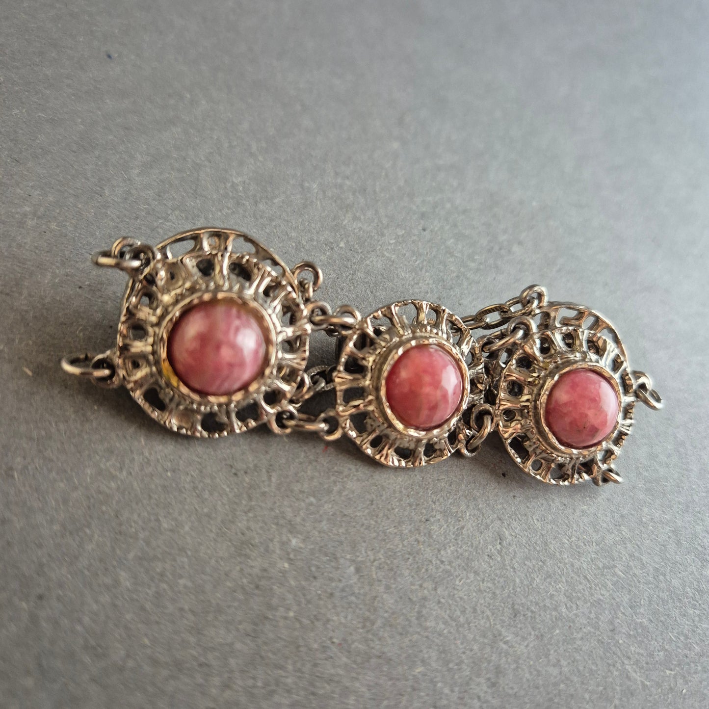 Vintage Armband – Silberoptik mit rosa Steinen