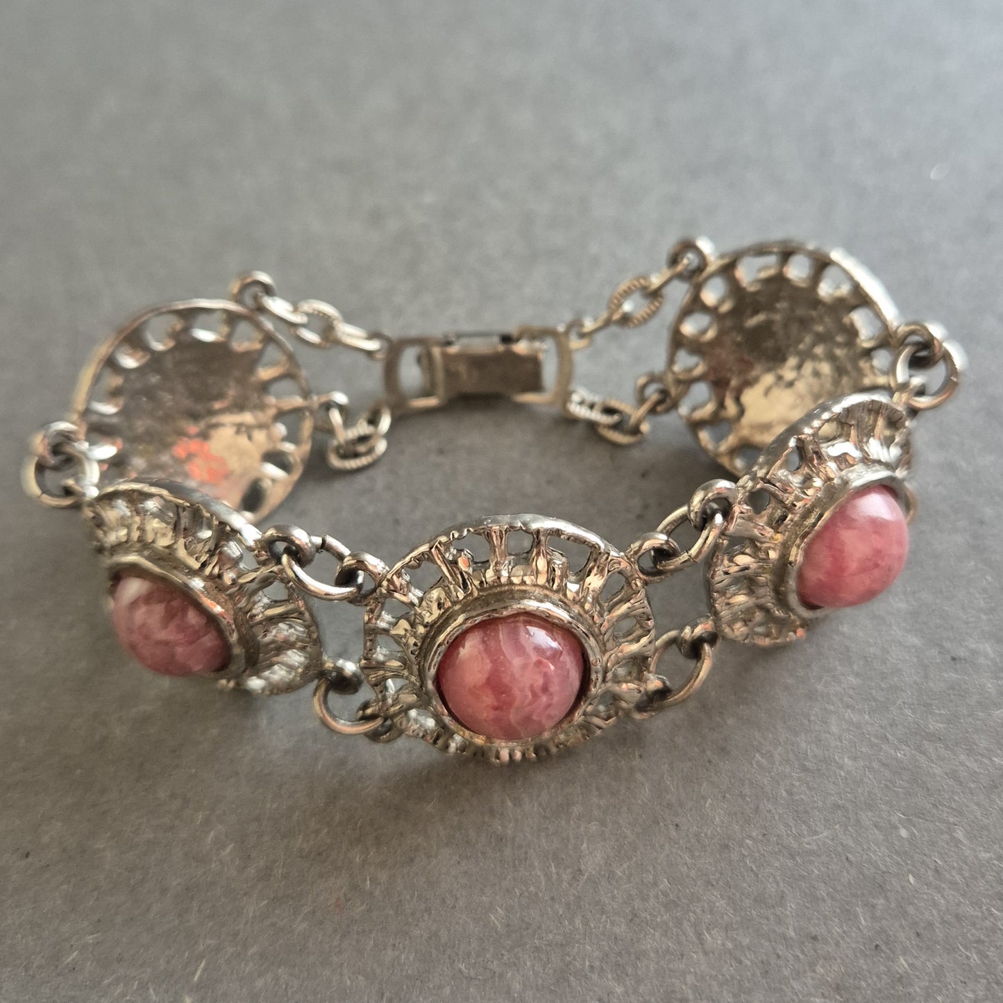 Vintage Armband – Silberoptik mit rosa Steinen