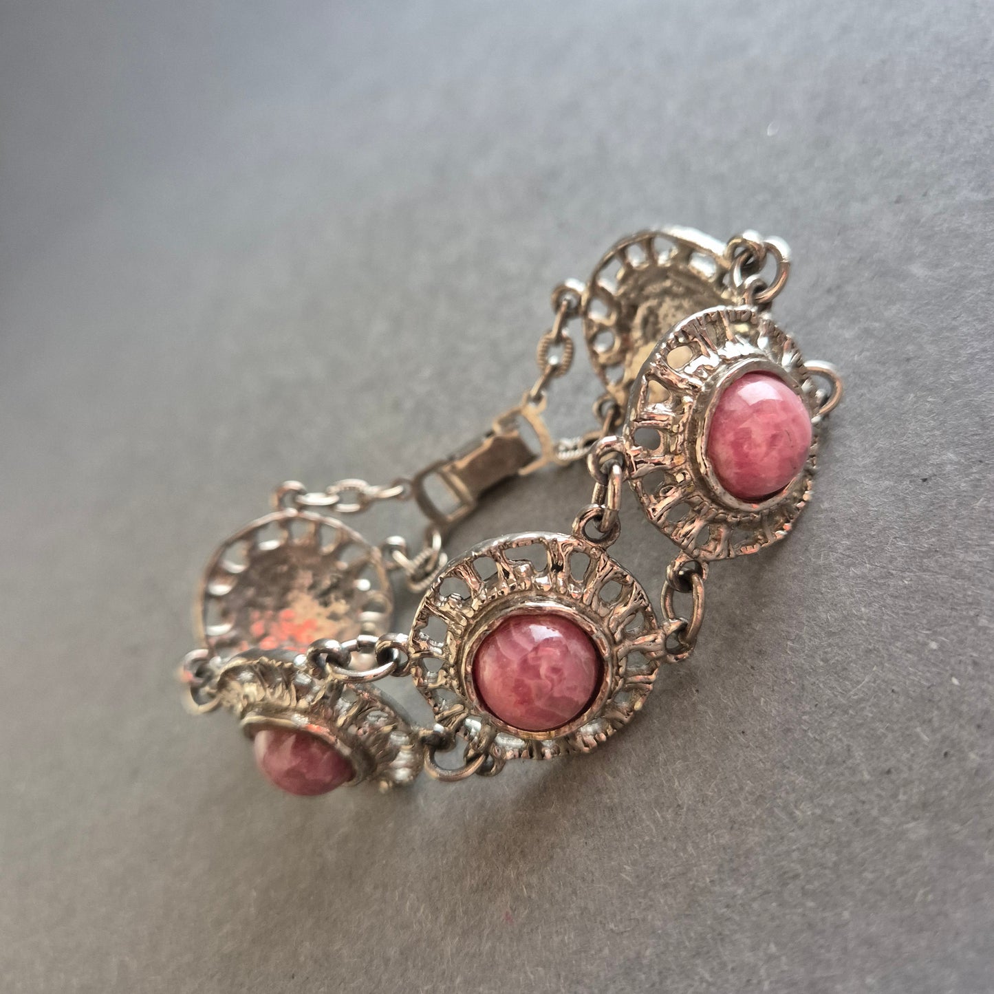Vintage Armband – Silberoptik mit rosa Steinen