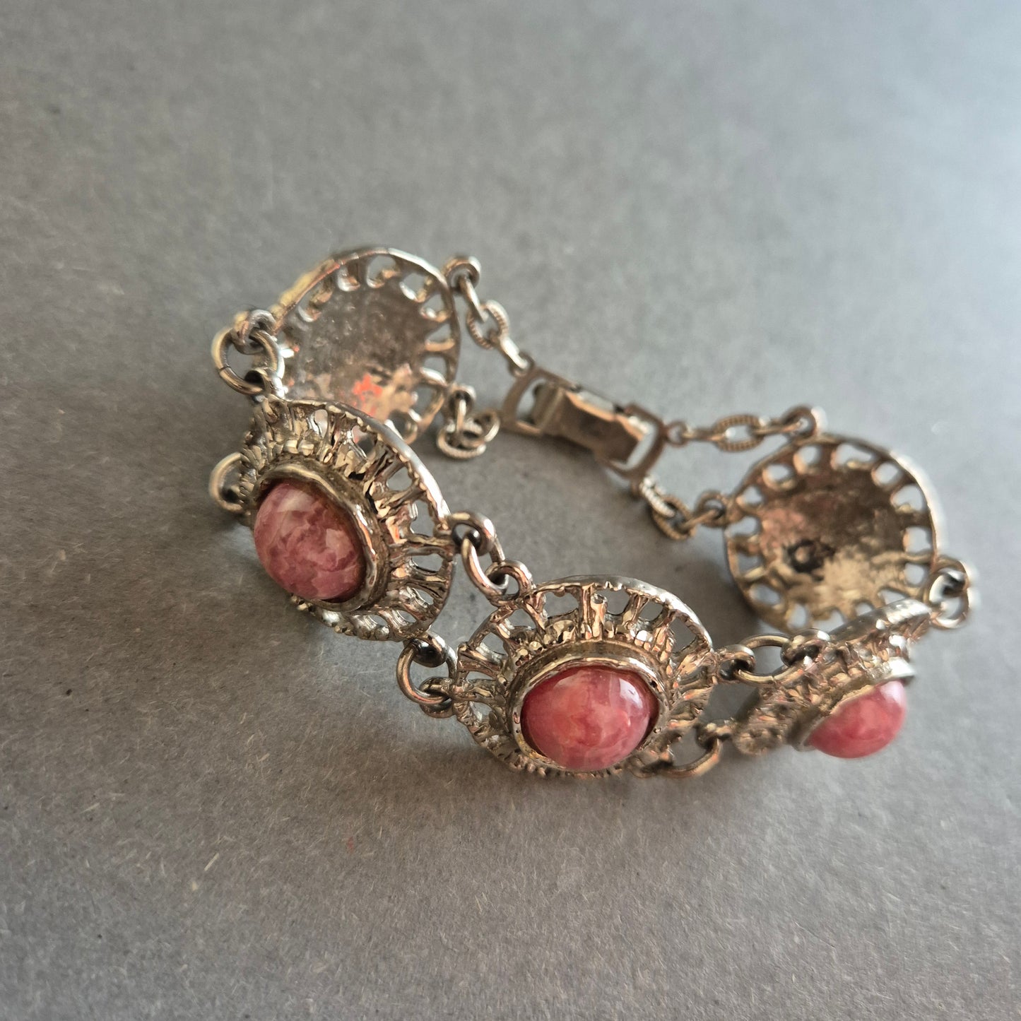Vintage Armband – Silberoptik mit rosa Steinen