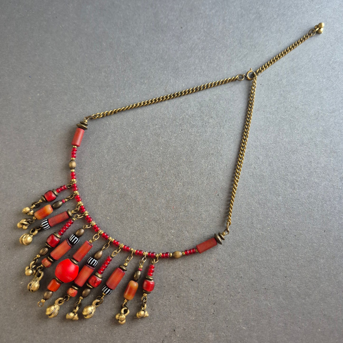 Ethno-Glasperlenkette – Rot & Messinglook