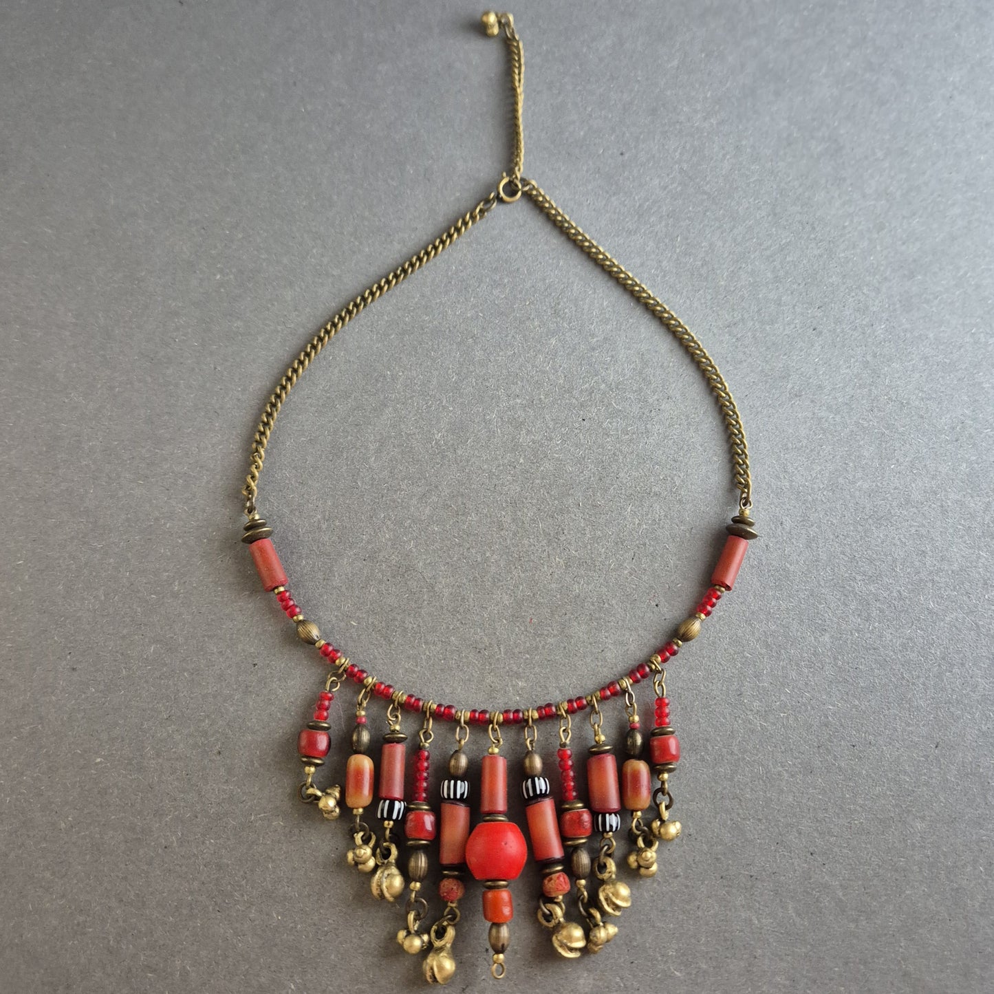 Ethno-Glasperlenkette – Rot & Messinglook