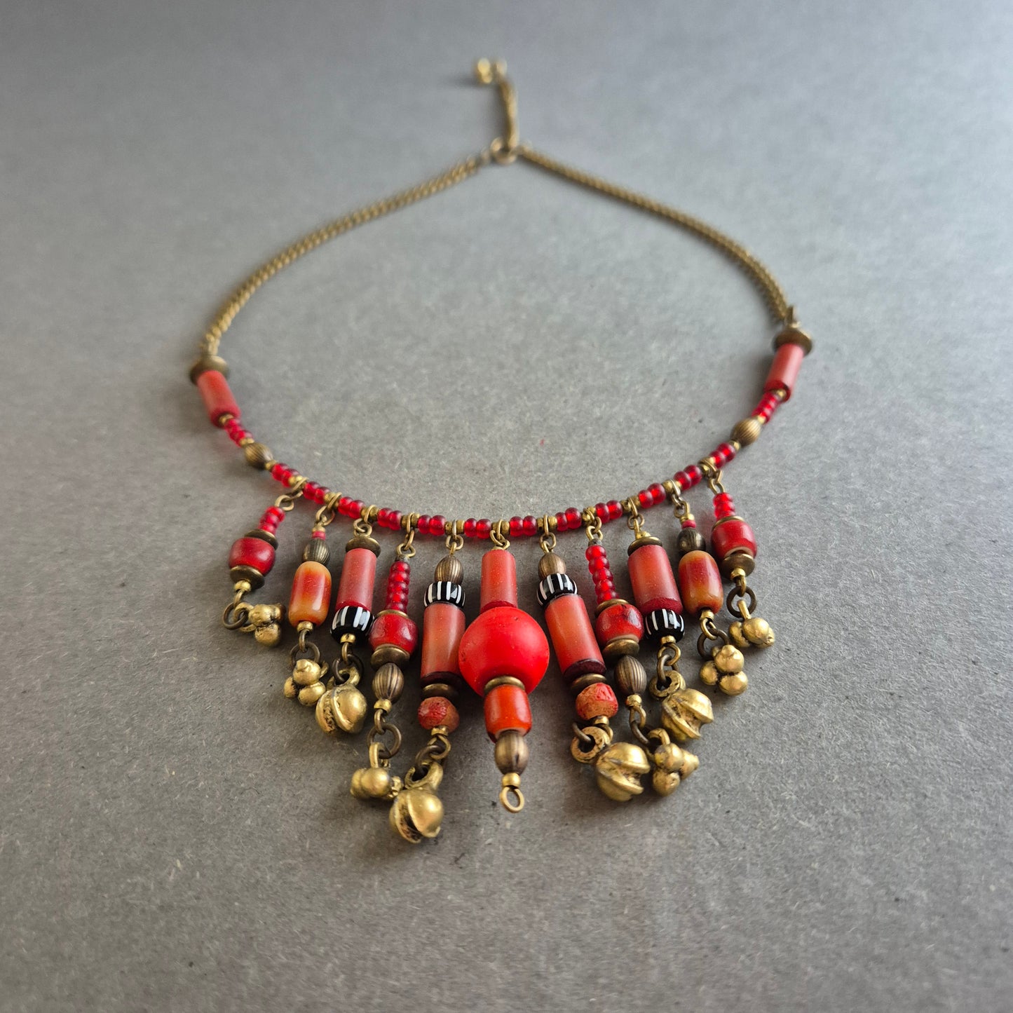 Ethno-Glasperlenkette – Rot & Messinglook