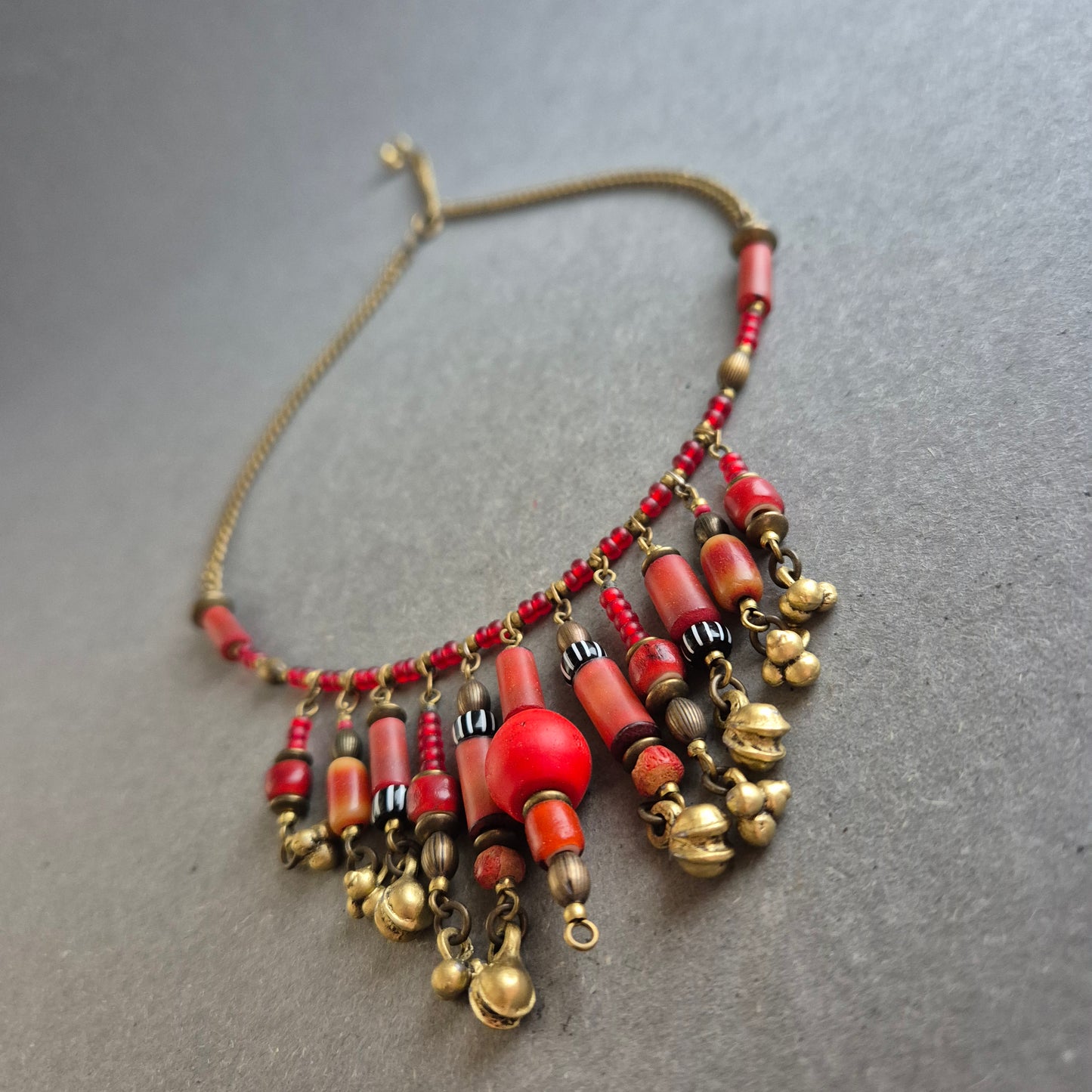 Ethno-Glasperlenkette – Rot & Messinglook