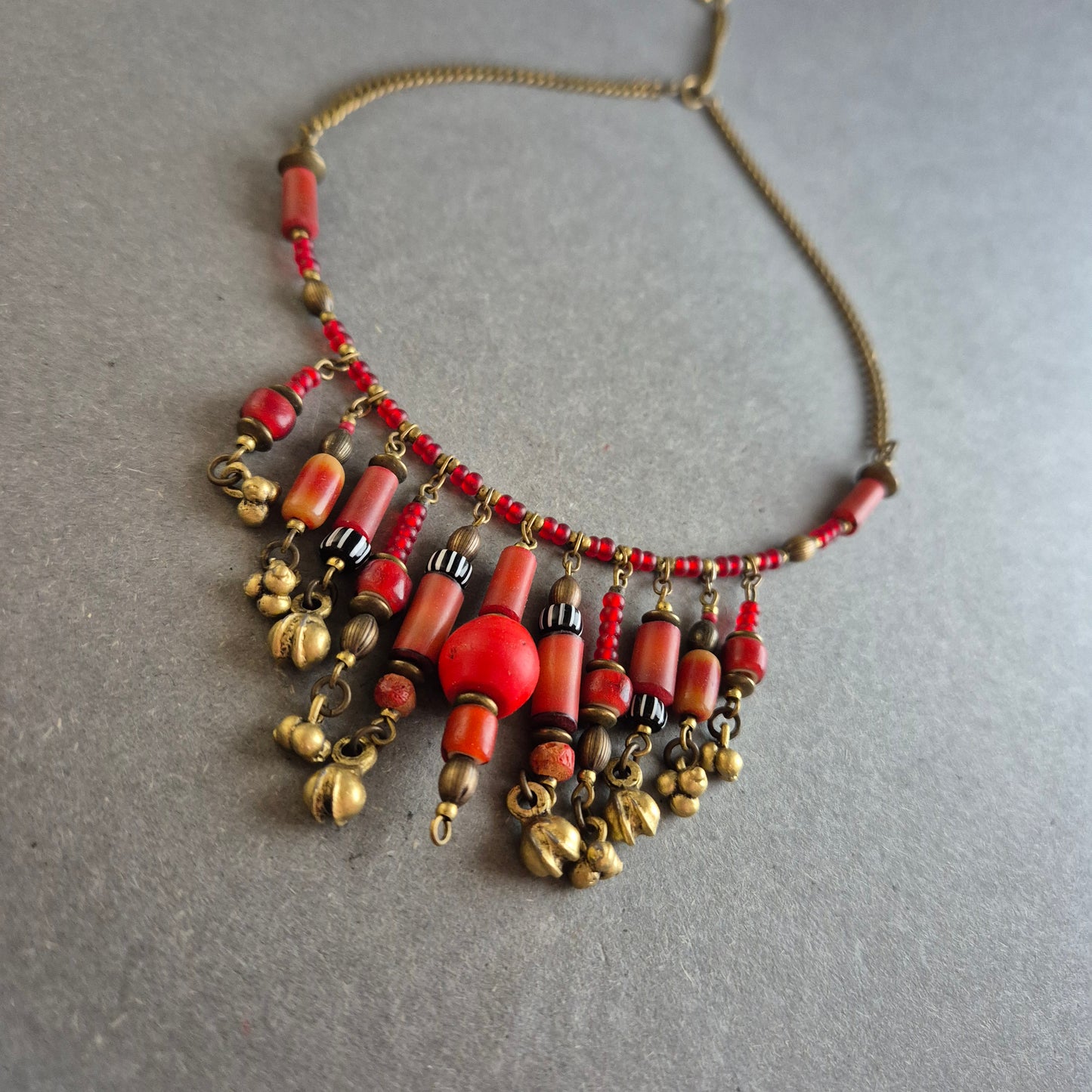 Ethno-Glasperlenkette – Rot & Messinglook