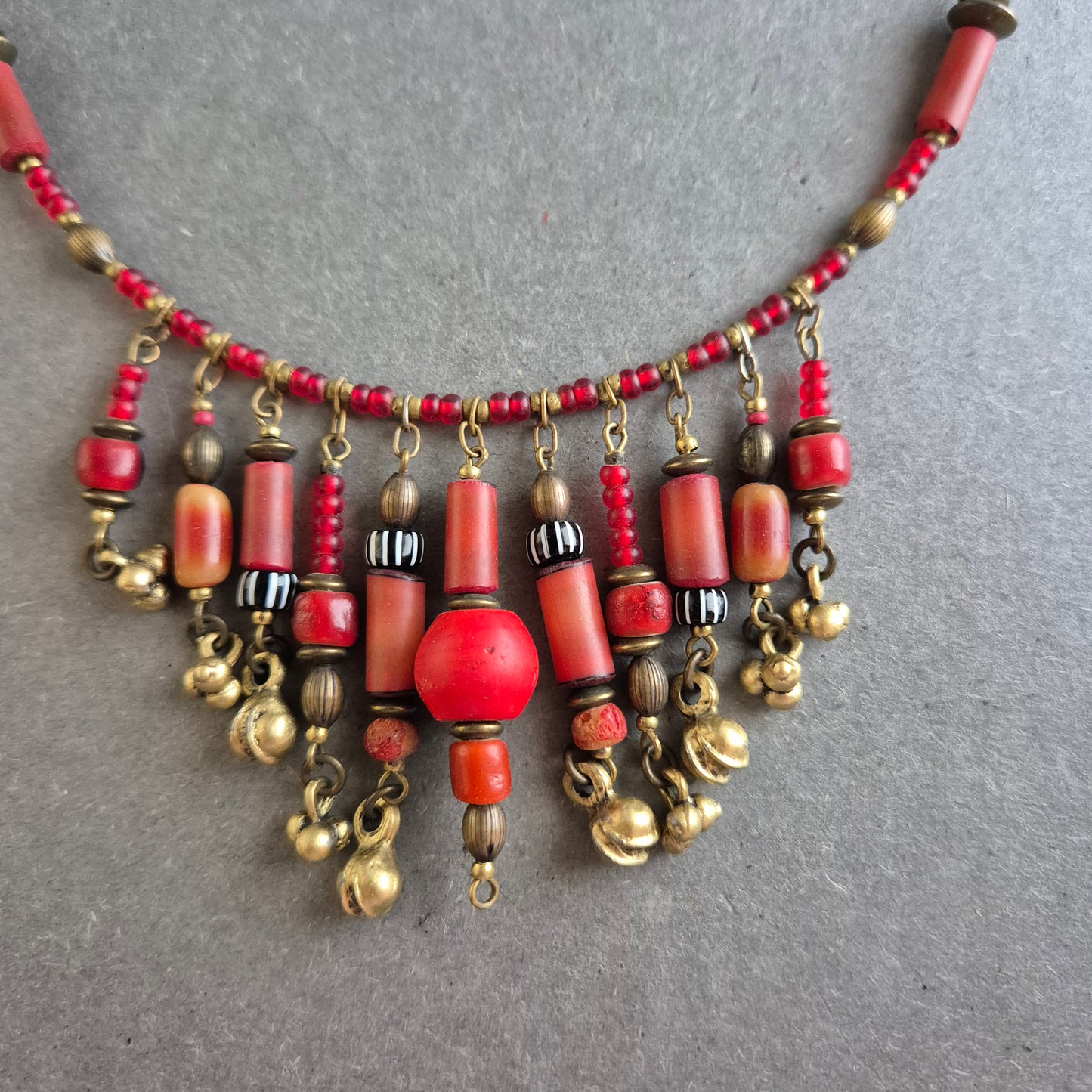 Ethno-Glasperlenkette – Rot & Messinglook