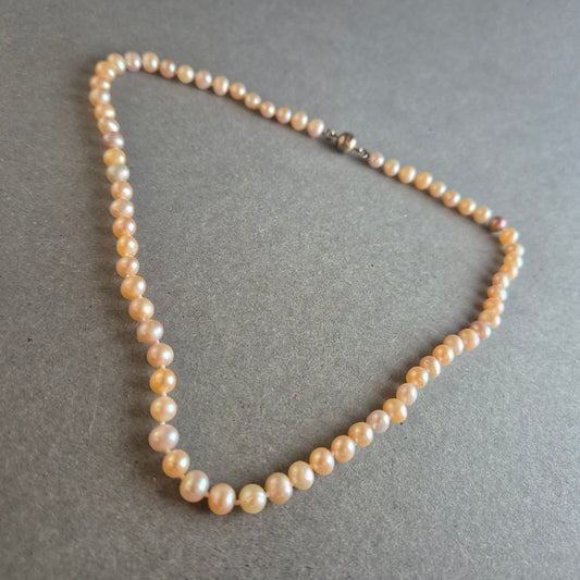 Süßwasserperlenkette – Roséfarben & klassisch