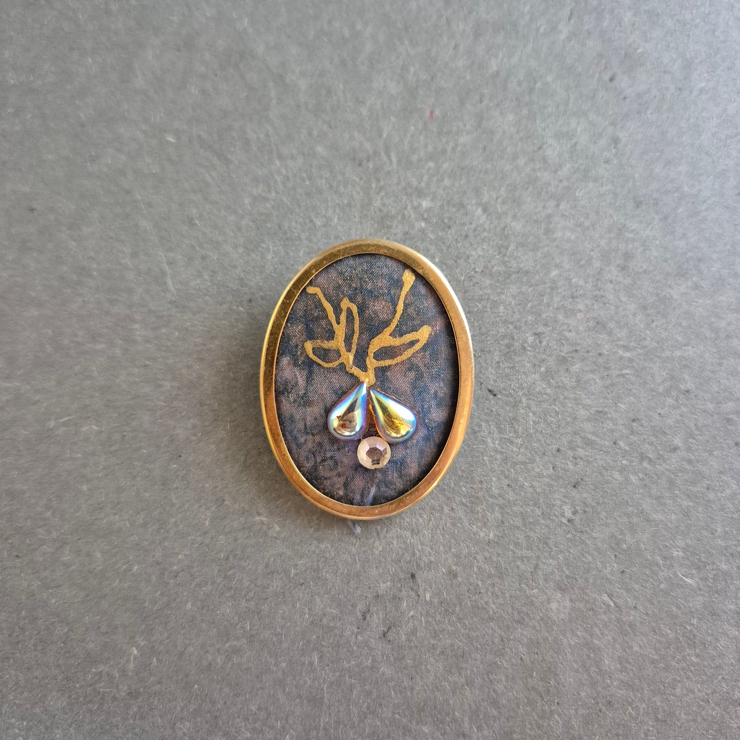 Ovale Kunst-Brosche – Tropfensteine & Goldmotiv