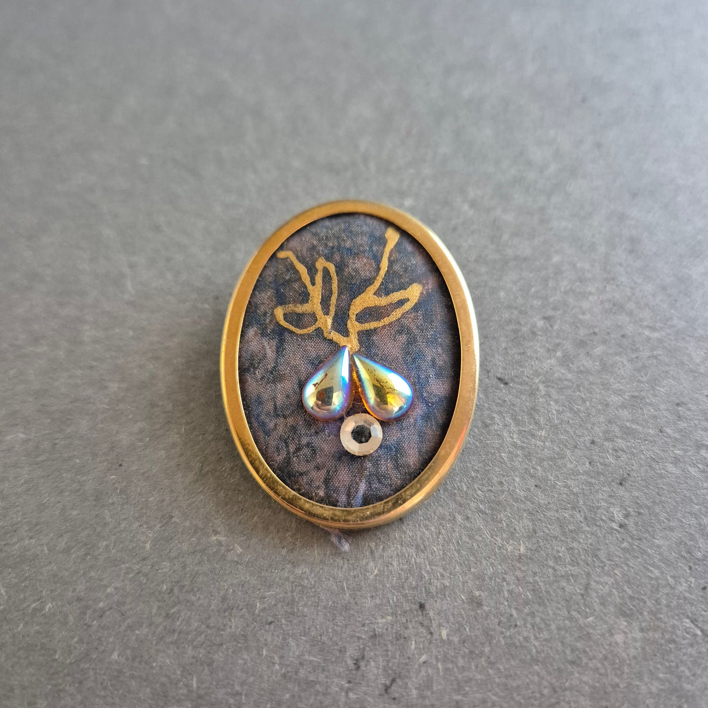 Ovale Kunst-Brosche – Tropfensteine & Goldmotiv