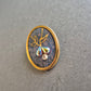 Ovale Kunst-Brosche – Tropfensteine & Goldmotiv