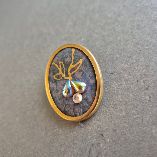 Ovale Kunst-Brosche – Tropfensteine & Goldmotiv