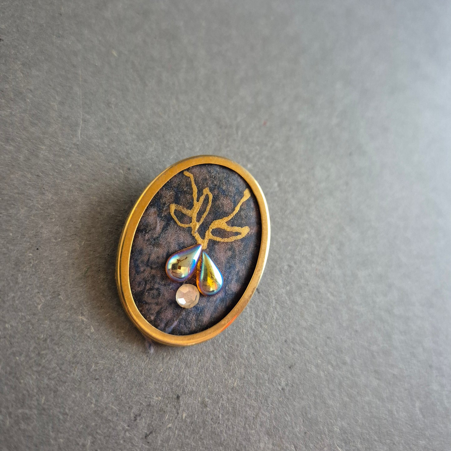 Ovale Kunst-Brosche – Tropfensteine & Goldmotiv
