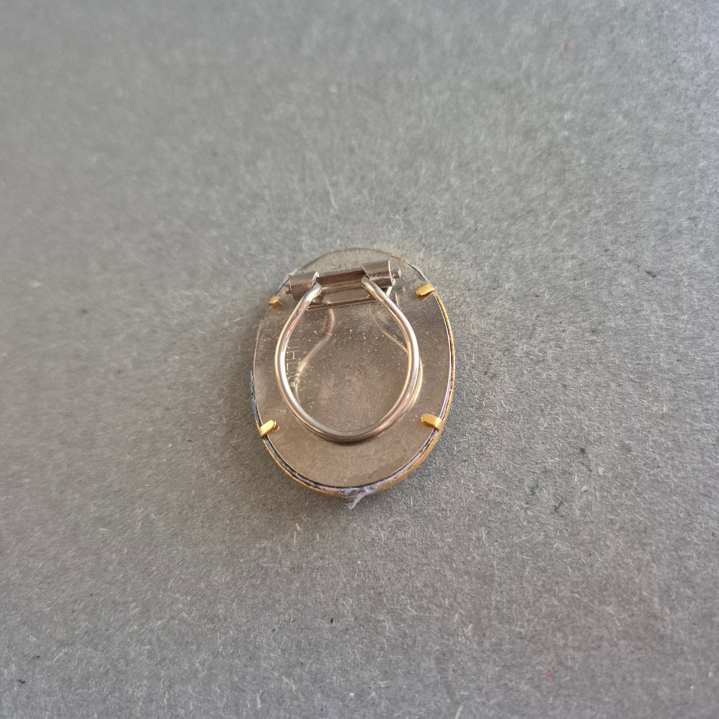 Ovale Kunst-Brosche – Tropfensteine & Goldmotiv