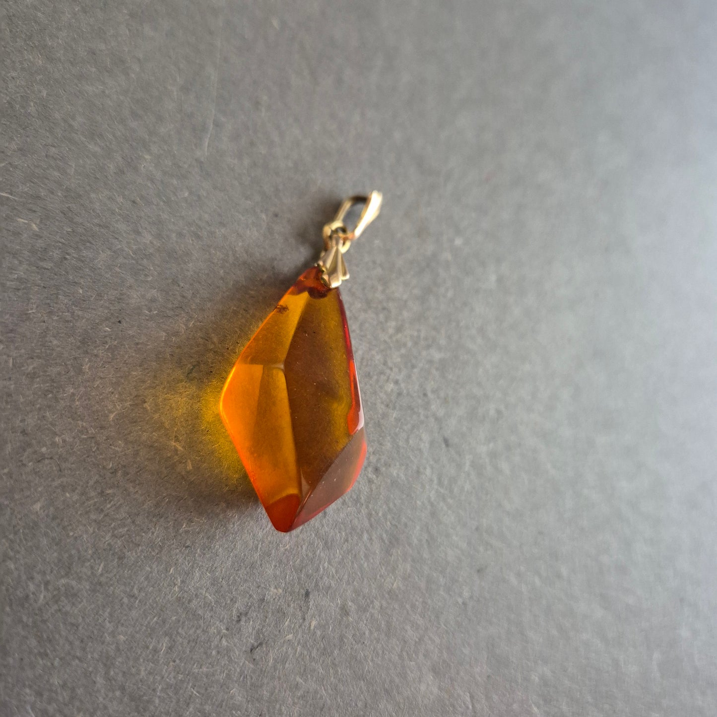 Facettierter Anhänger – Bernsteinoptik in Orange
