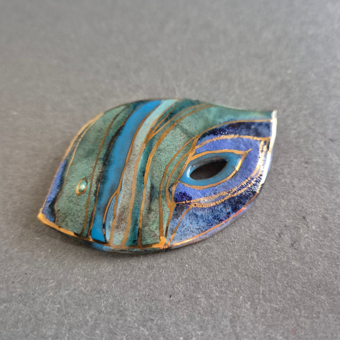 Emaille-Brosche in Blattform – Türkis & Gold