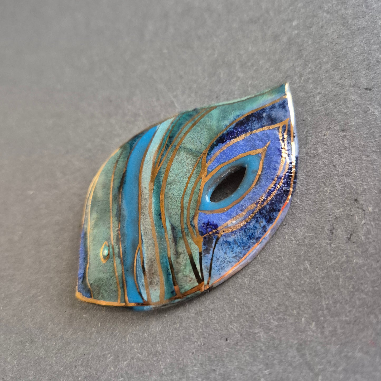 Emaille-Brosche in Blattform – Türkis & Gold