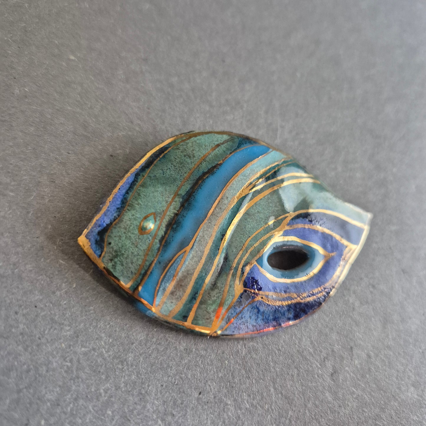 Emaille-Brosche in Blattform – Türkis & Gold